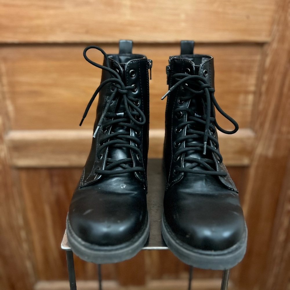 Combat boots
